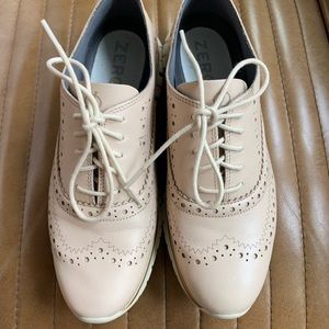 Oxford sneaker features a leather design with a wingtip toe polished style.